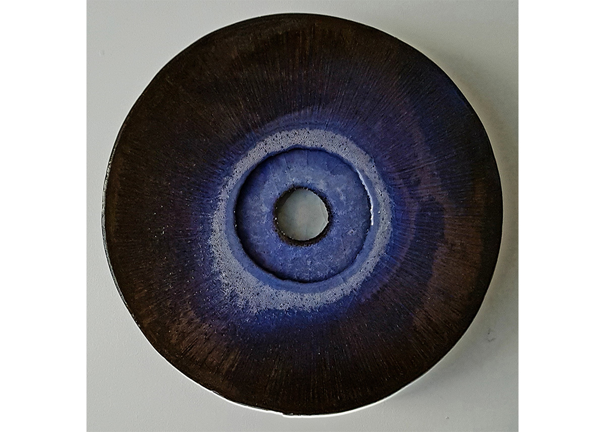 Hanna Järlehed Hyving, Purple Puddle 53 cm i diameter, 8 cm hög. Reduktionsbränd svart stengodslera. Transparent lergodsglasyr.