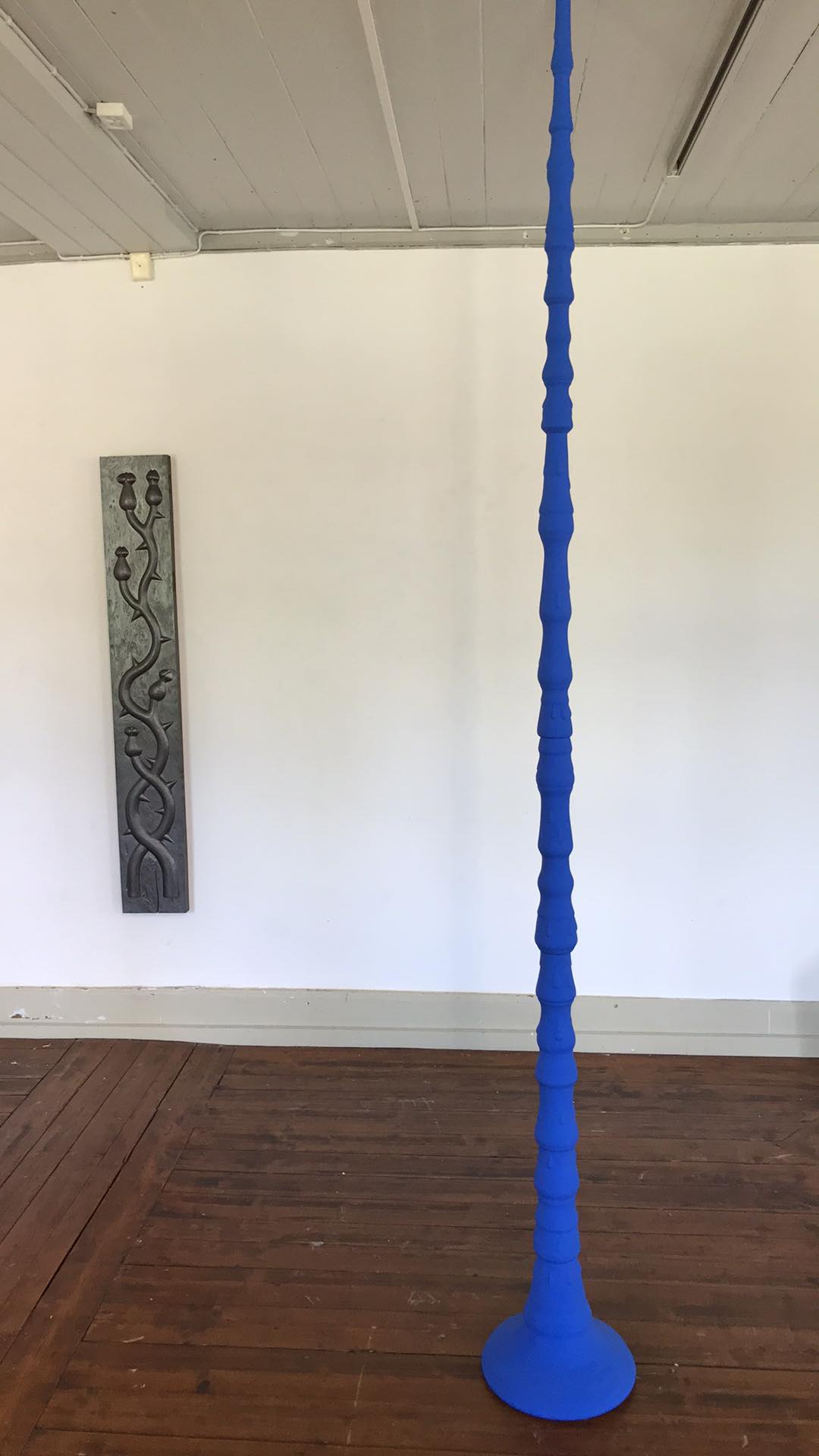 Sanna Lindblom, Falla i droppar. Fristående skulptur, mått 265x 30 cm, trä & vinylfärg.