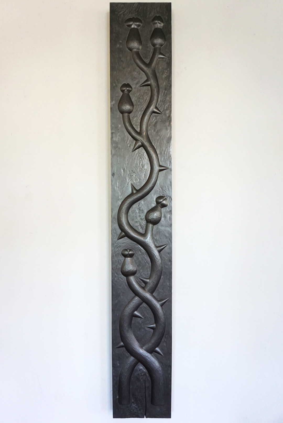 Sanna Lindholm, Inre gestalt. Relief för vägg, mått längd 150 x 22 cm, trä & grafit pris: 48.000 kr