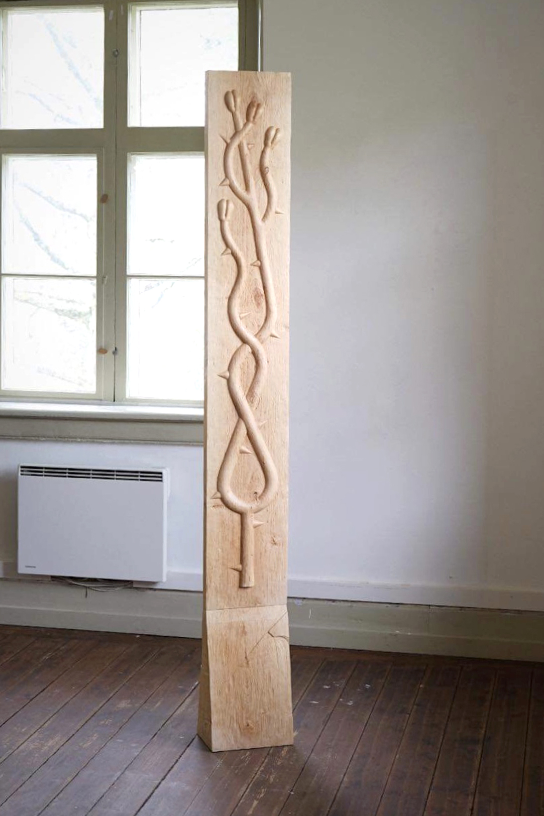 Sanna Lindholm, Inre gestalt .Trä mått längd 188 x 24 cm. Fristående skulptur,