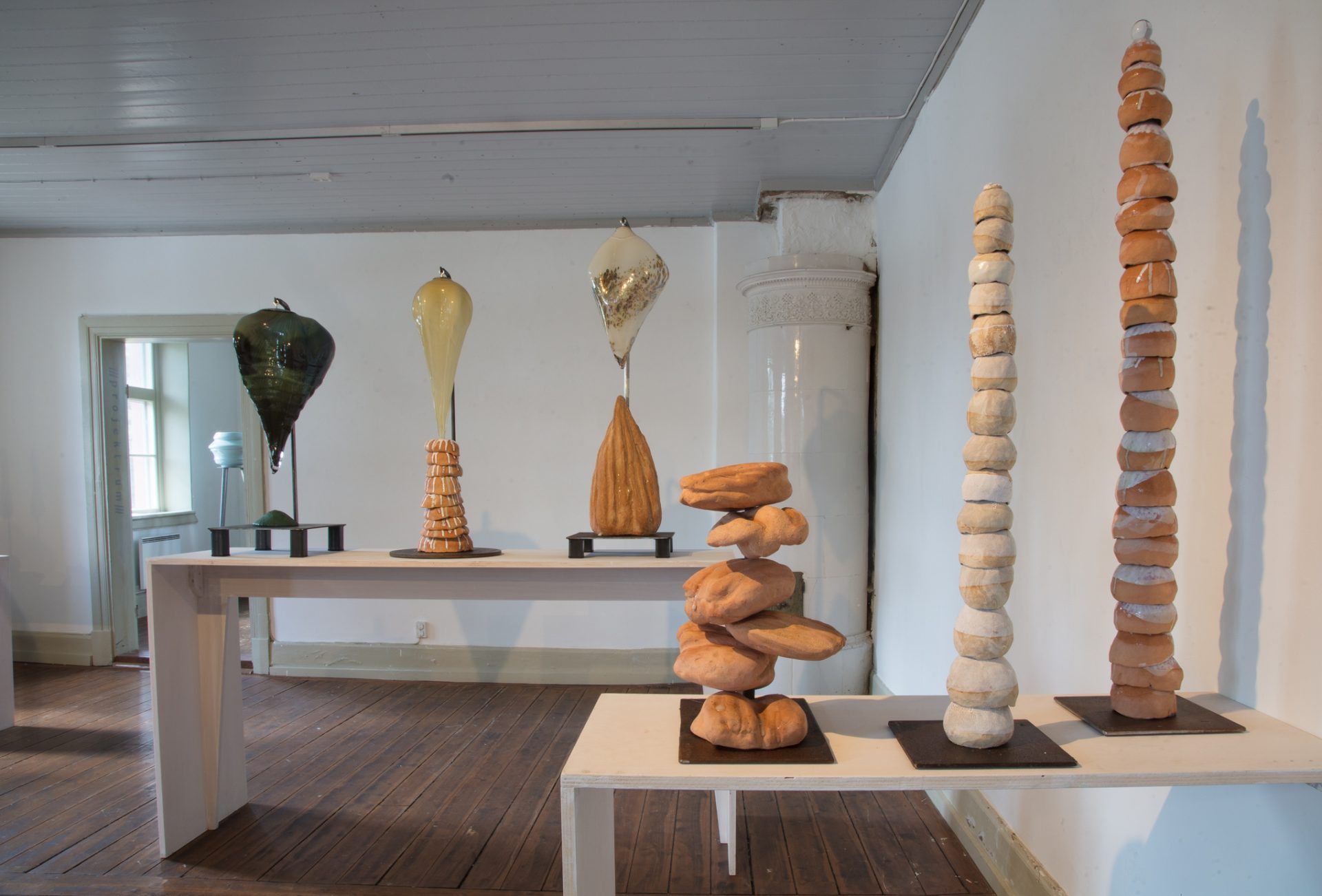 Maria Ängquist Klyvare, i förgrunden: Keramik former staplade på varandra: