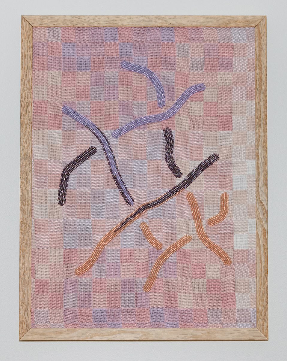 Lotta Grimborg, Movement Two, 2023, Glaspärlor, linneväv, ek, 30 x 40 cm.